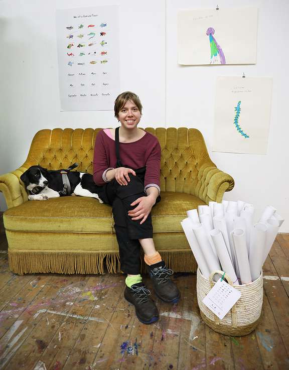 Janina Bruns, Künsterin der Bildnerischen Werkstatt mit ihrem Wandkalender 2023